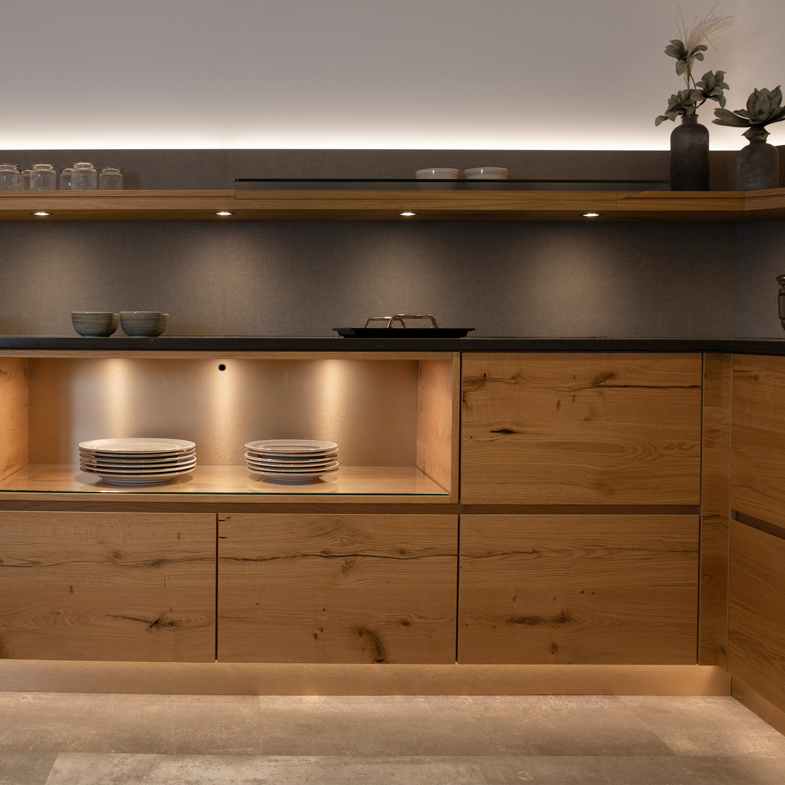zieflekoch Musterzimmer Innenausbau Buffet Frühstücksbuffet Regal Holzregal Holz Indirektebeleuchtung Teller Schubläden Arbeitsplatte