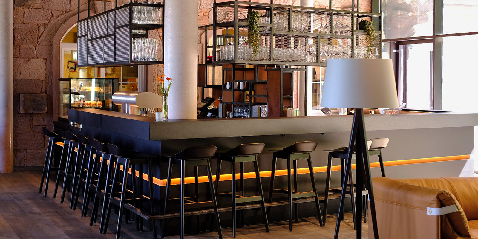 zieflekoch Hotel Fritz Lauterbad Bar Tresen Theke Holz Metall Stein Leder