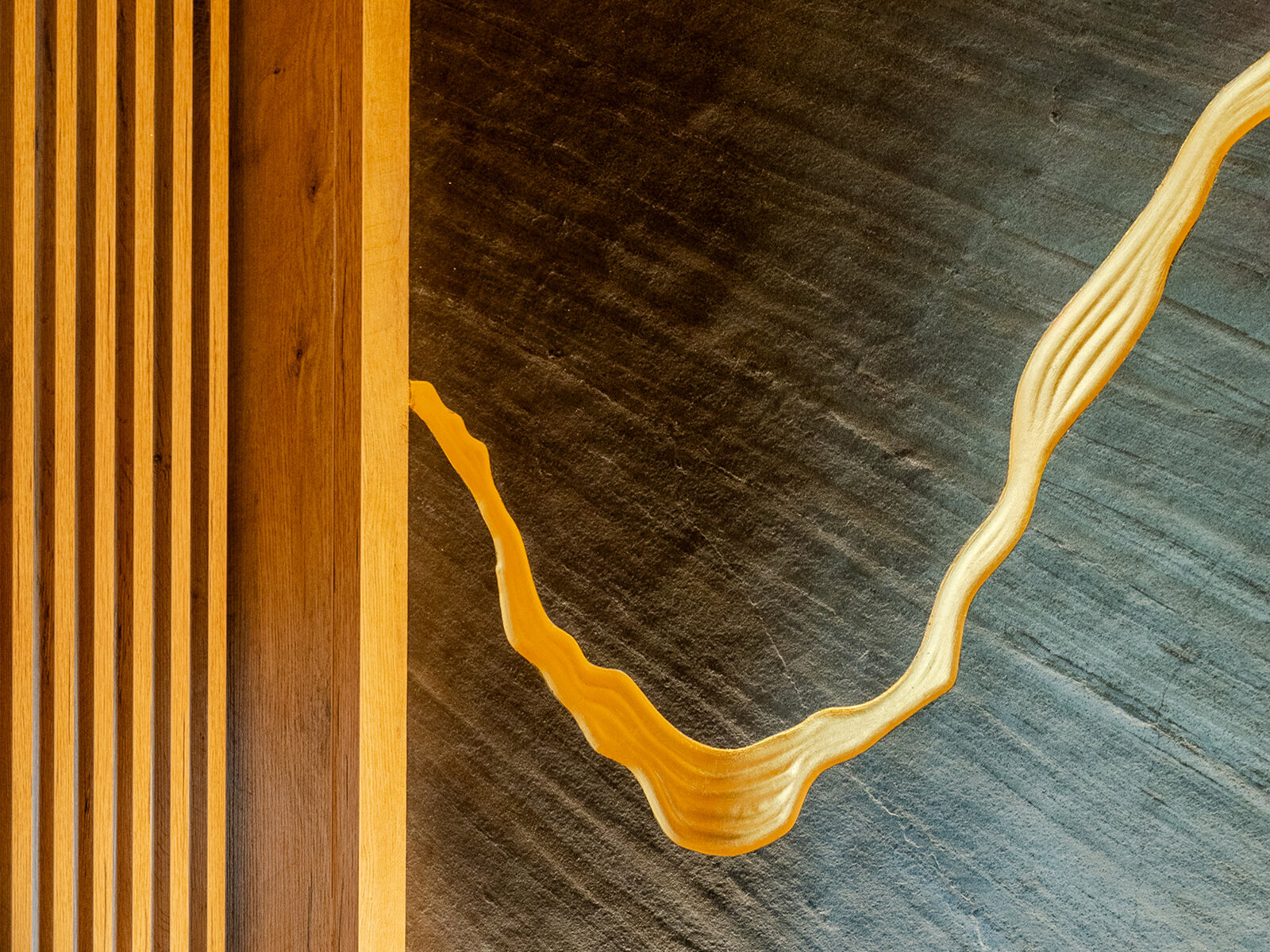 zieflekoch Nashi Erfurt Zimmer Wand Schiefer Holz Paneele Gold Fluss Beleuchtung Handwerkskunst