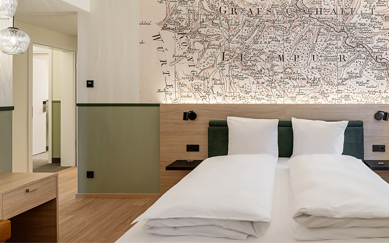 Zieflekoch altes braeuhaus hotel doppelzimmer Eiche farbakzente Wandbild landkarte leder doppelbett wandleuchten sitzecke tischchen sitzbank konsole