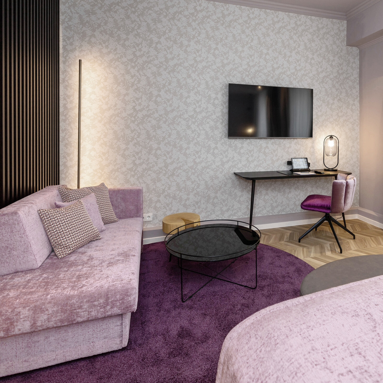 zieflekoch Krone Zimmer Schlafzimmer Bett Schreibtisch Samtstuhl Samt Couch Holz Tisch