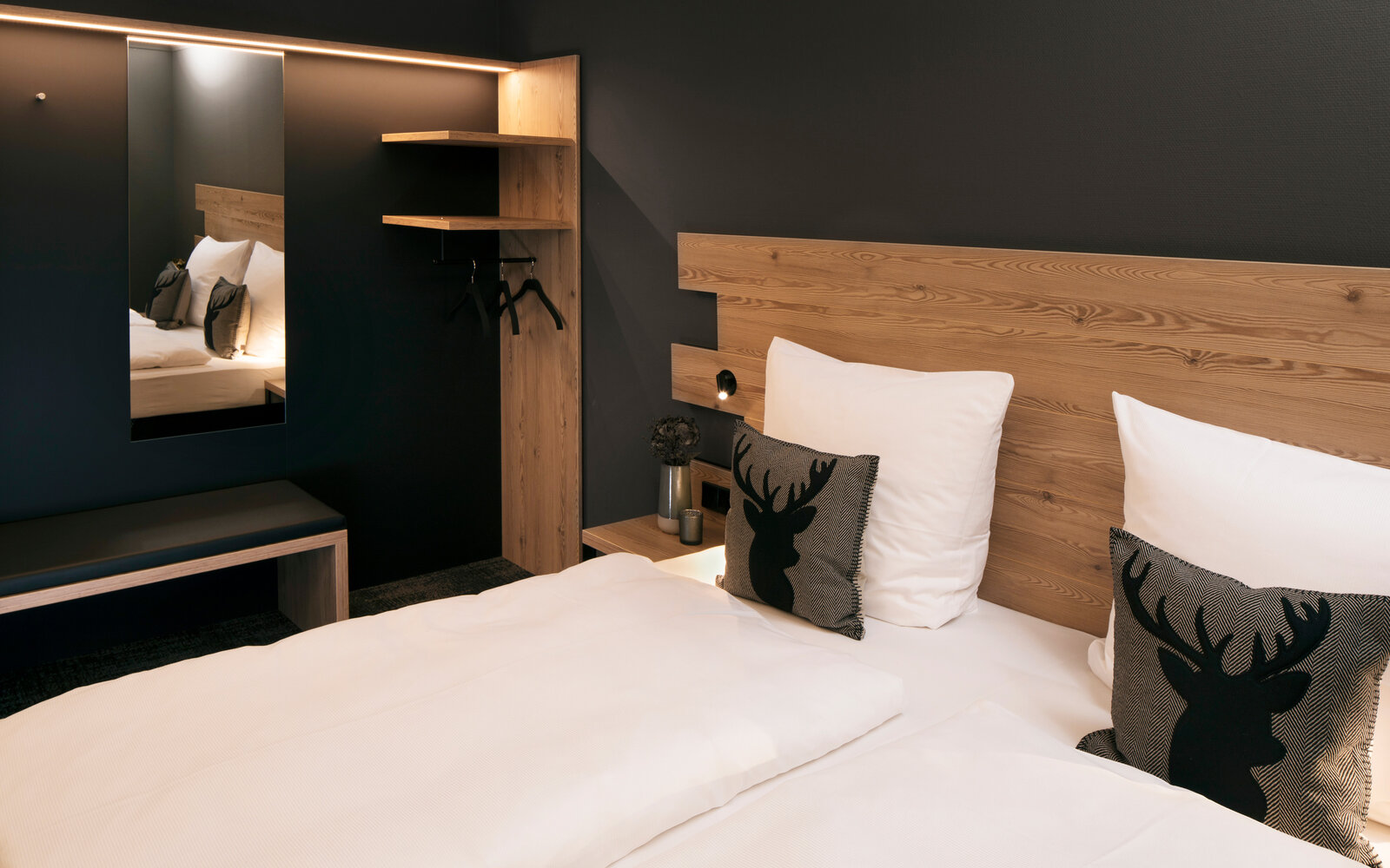 zieflekoch musterzimmer zadoro zimmer holz bett doppelbett beistelltisch grau hirsch bettlampen spiegel schrank garderobe sitzbank