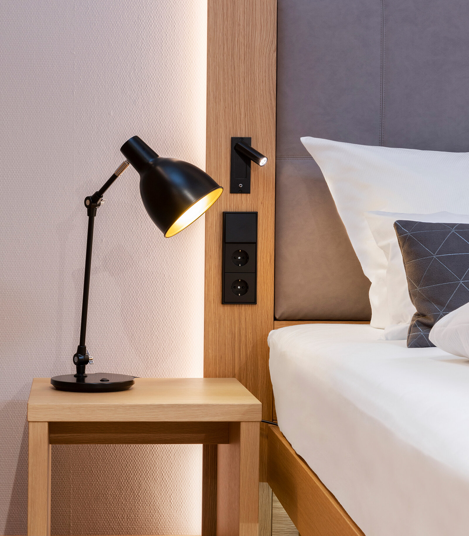 zieflekoch musterzimmer ziloft zimmer holz bett doppelbett beistelltisch nachttischlampe indirekte beleuchtung