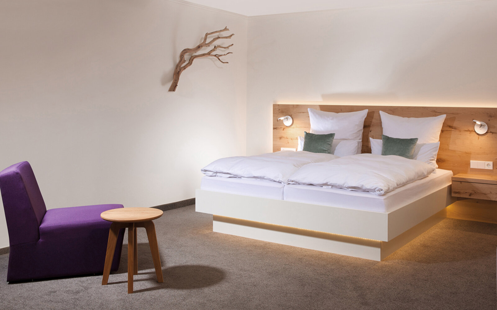 zieflekoch musterzimmer zoe zimmer holz bett doppelbett sessel beistelltisch bettlampen indirekte beleuchtung grün samt