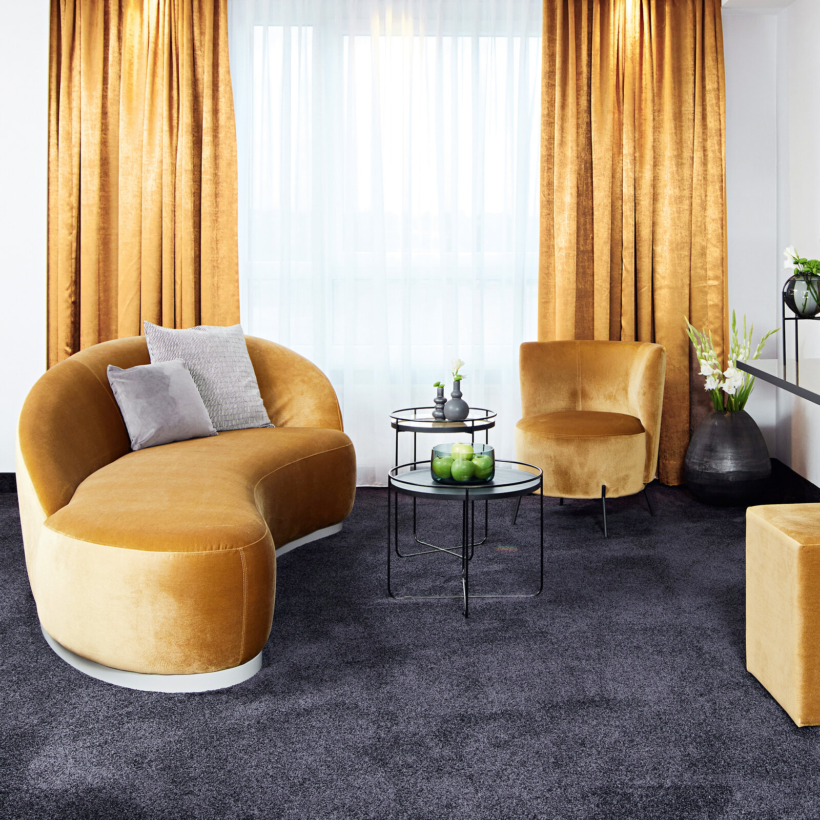 zieflekoch Hotel Esperanto Zimmer Samt Sofa Vorhang Sessel Beistelltisch