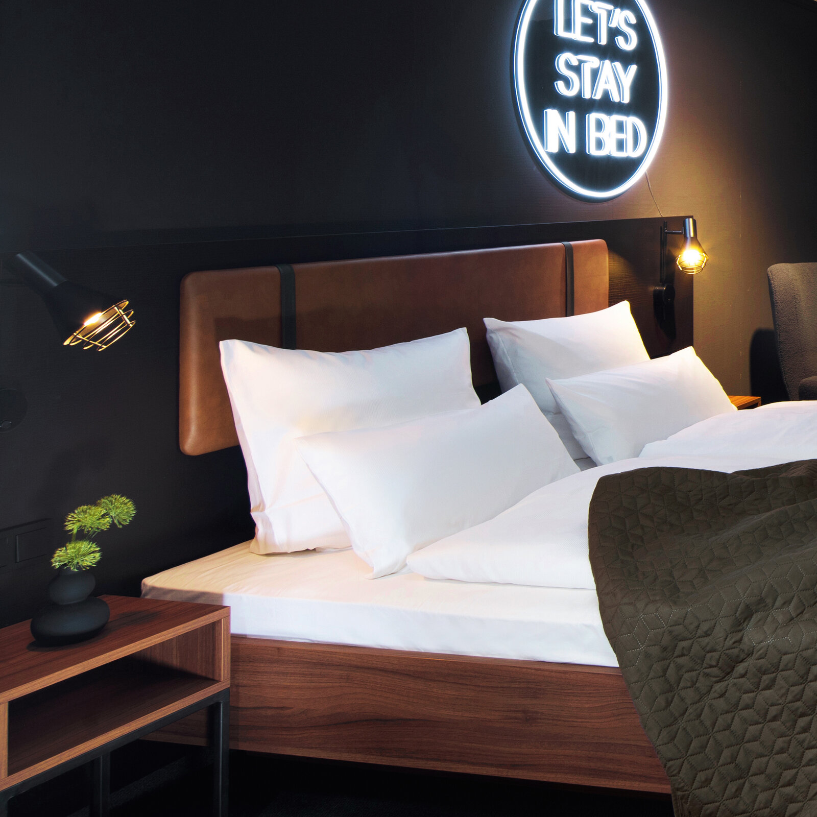 zieflekoch Musterzimmer Buzz Bett Sessel Neonschild Nachttisch
