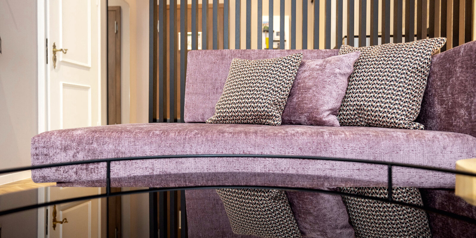 zieflekoch Krone Sofa Couch Samt Raumtrenner Holz Tisch Zimmer