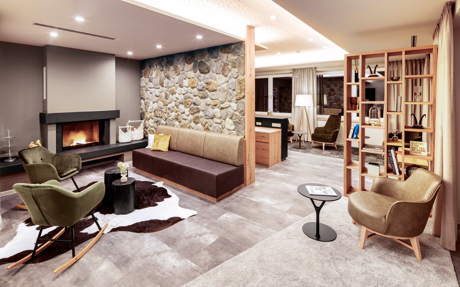 zieflekoch Kühberg Kaminzimmer Kamin Steinwand Stein Holz Sessel Couch Gemütlichkeit