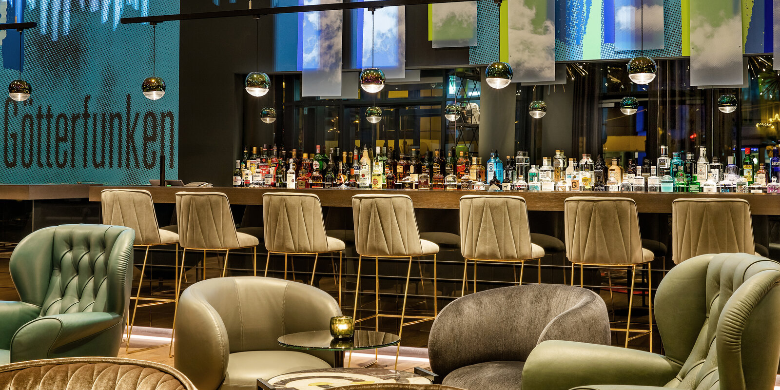 zieflekoch Motel One Bonn Bar Restaurant Tische Stühle Götterfunken Sofas Barhocker Blau Grün Leder Samt Holz