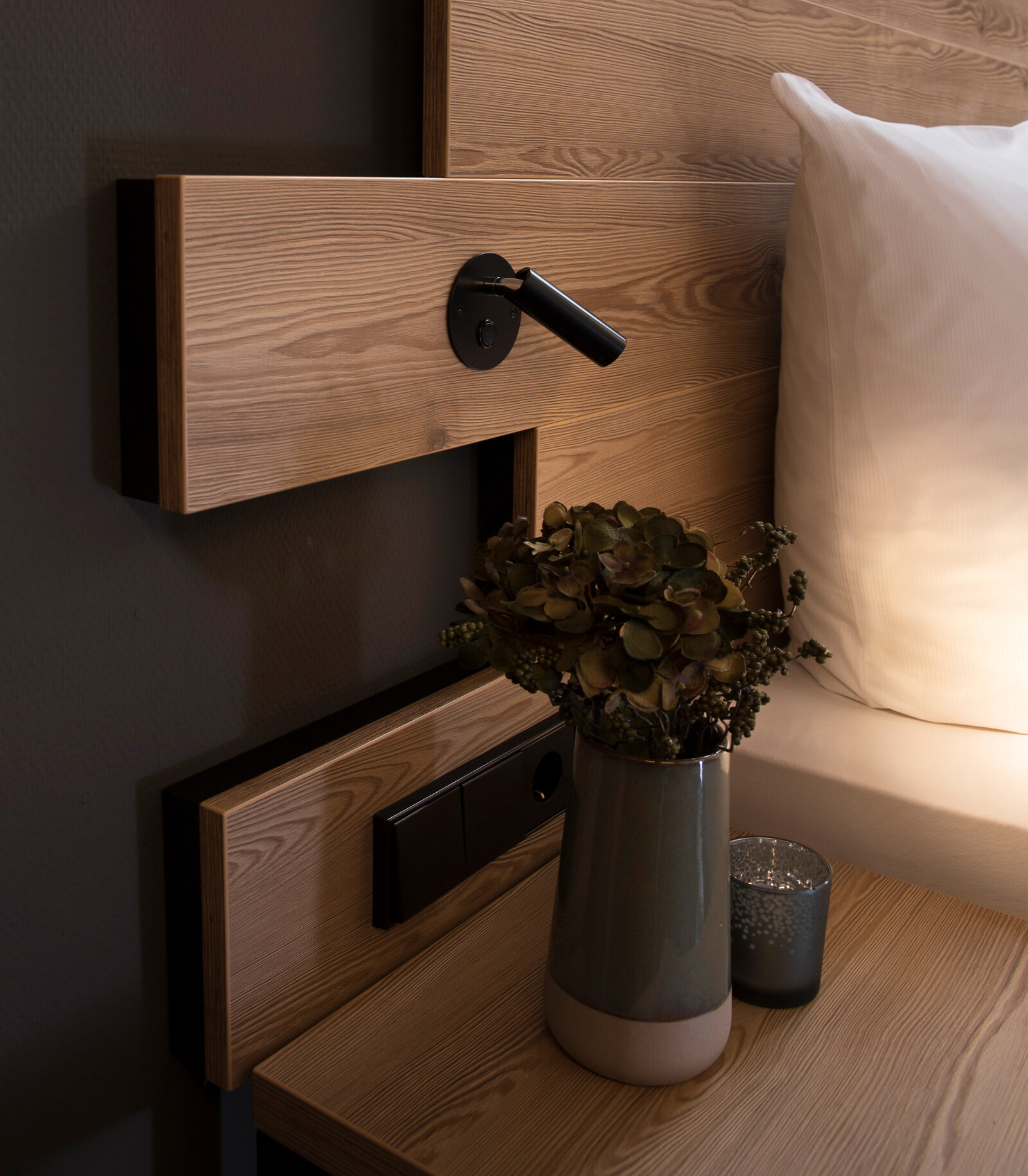 zieflekoch musterzimmer zadoro zimmer holz bett doppelbett beistelltisch grau bettlampen