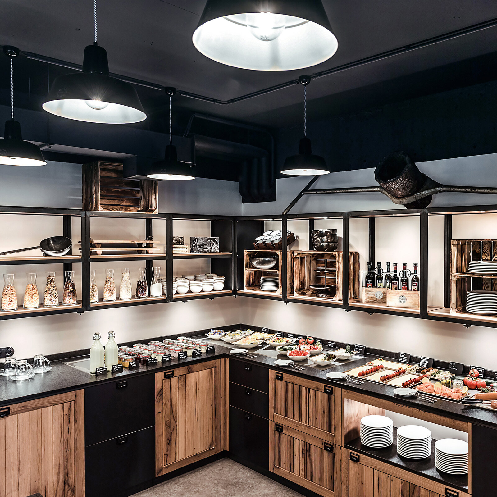 zieflekoch Zur Gießerei Restaurant Essen Buffet Holz Metall Industrie Holzkisten Schwarz