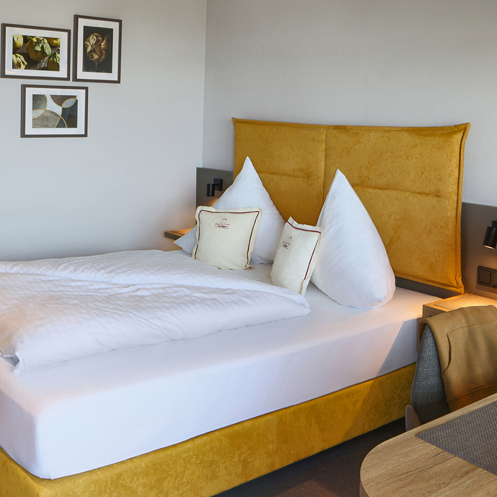 zieflekoch Haus Rebland Zimmer Bett Schreibtisch Nachttisch