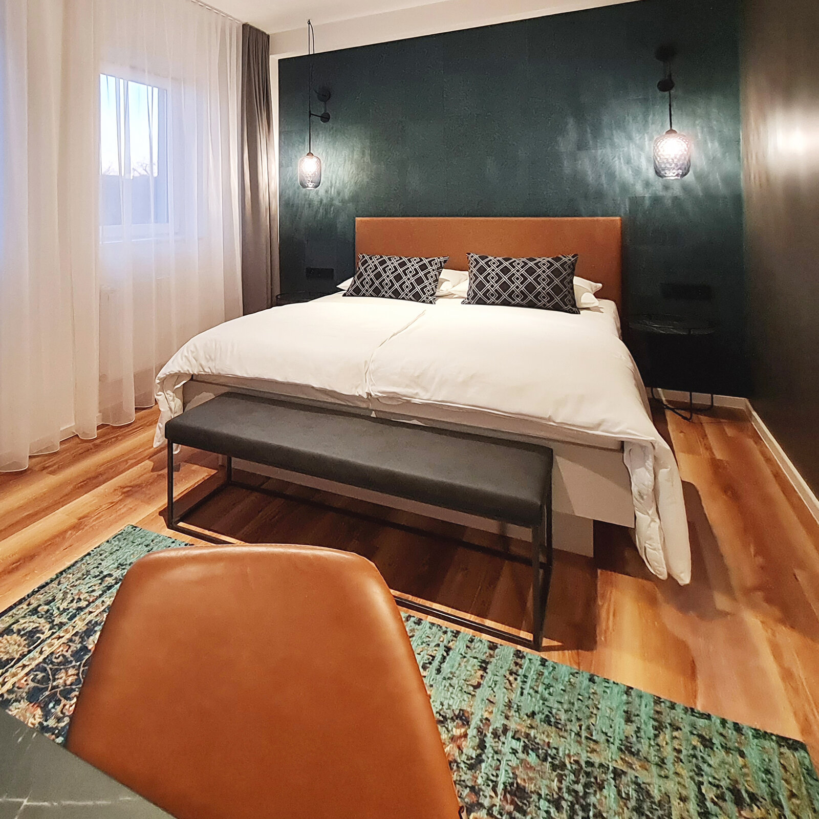 zieflekoch hotel studierendenhotel zimmer bett vorhang fenster holz teppich Lampe
