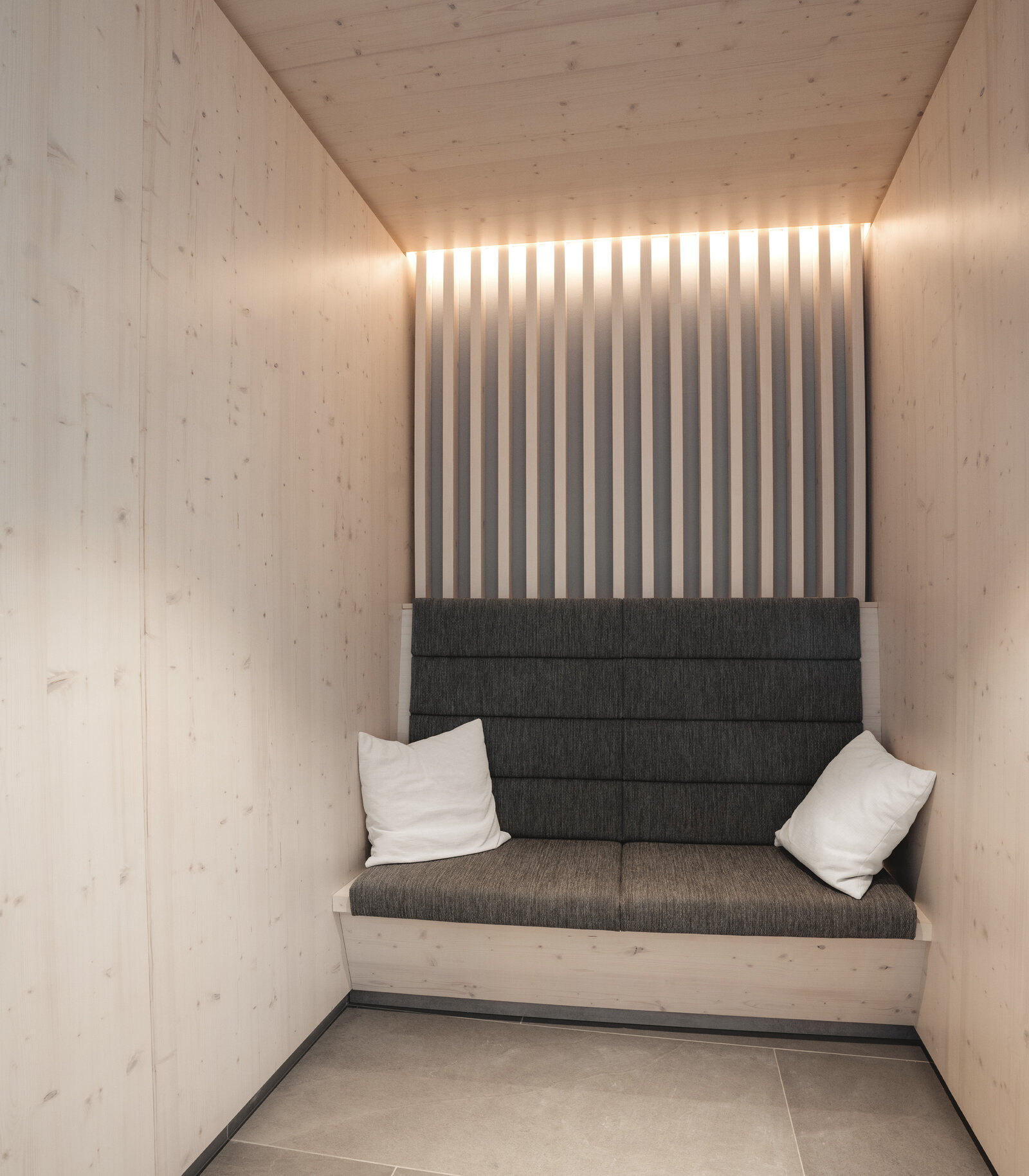 zieflekoch Alpen Resort Sitzbank Sitzecke Wellness Spa Chillout Holzwand Holz