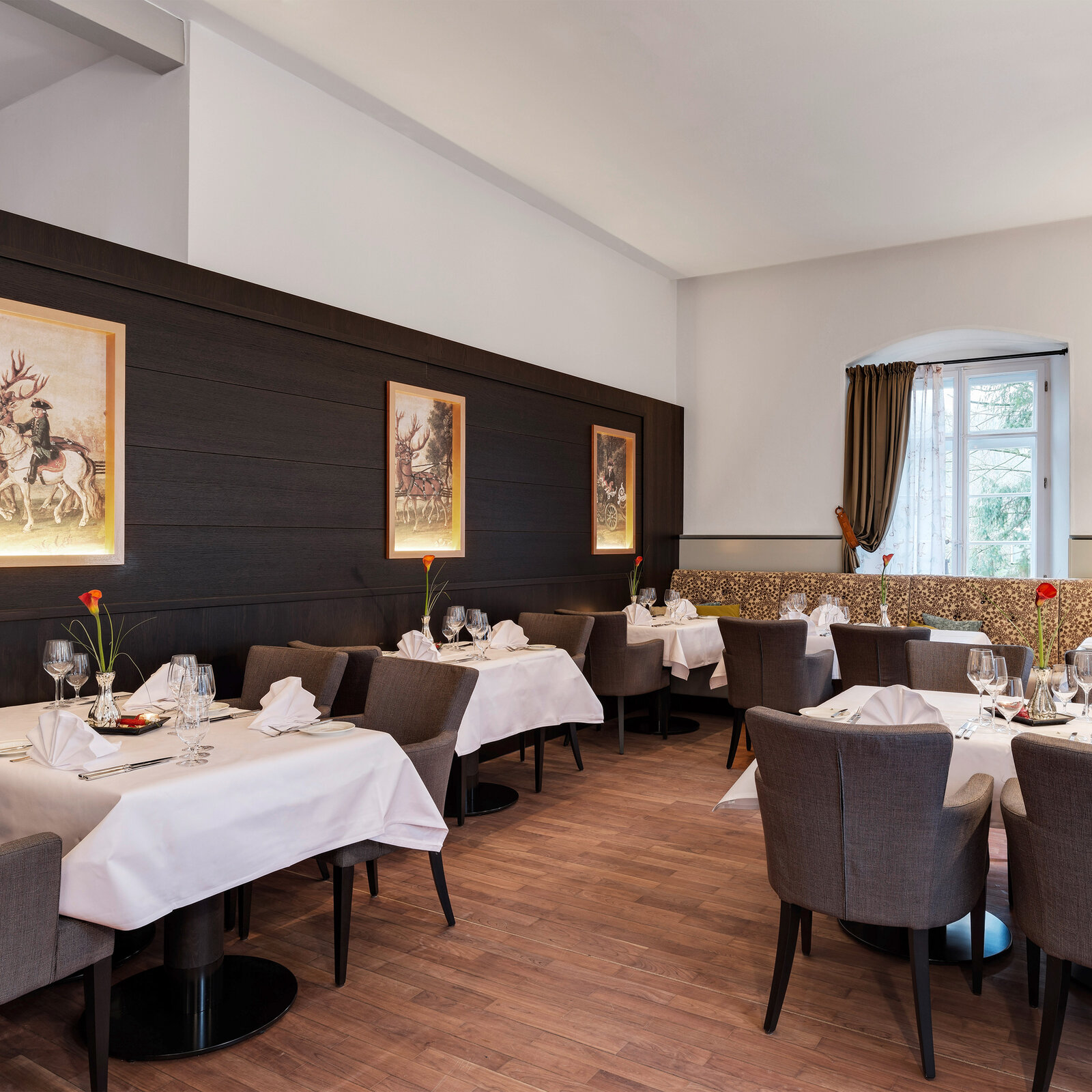 zieflekoch Jagdschloss Kranichstein Restaurant Gastraum Holzwand Sessel Holz