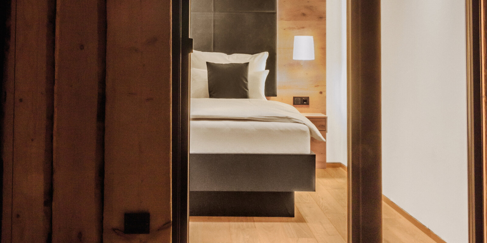 zieflekoch Wirthshof Chalets Blick von Draußen Schlafzimmer Chalet Holz