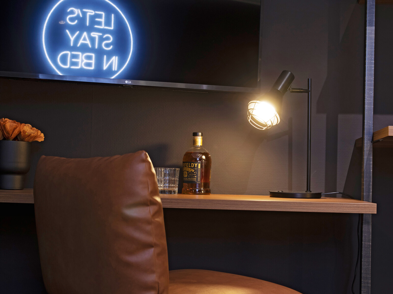 zieflekoch Musterzimmer Buzz Schreibtisch Neonschild Regal