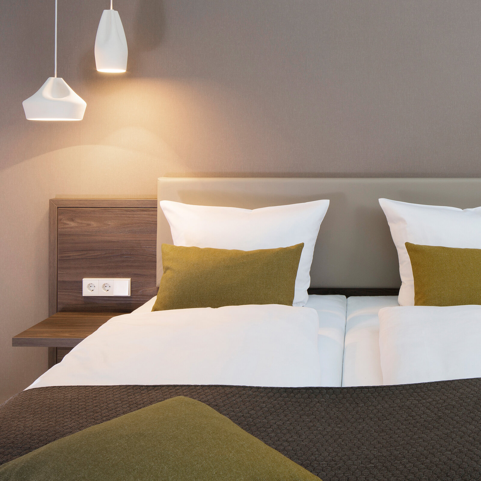 zieflekoch musterzimmer zand zimmer holz bett doppelbett lampe leuchten
