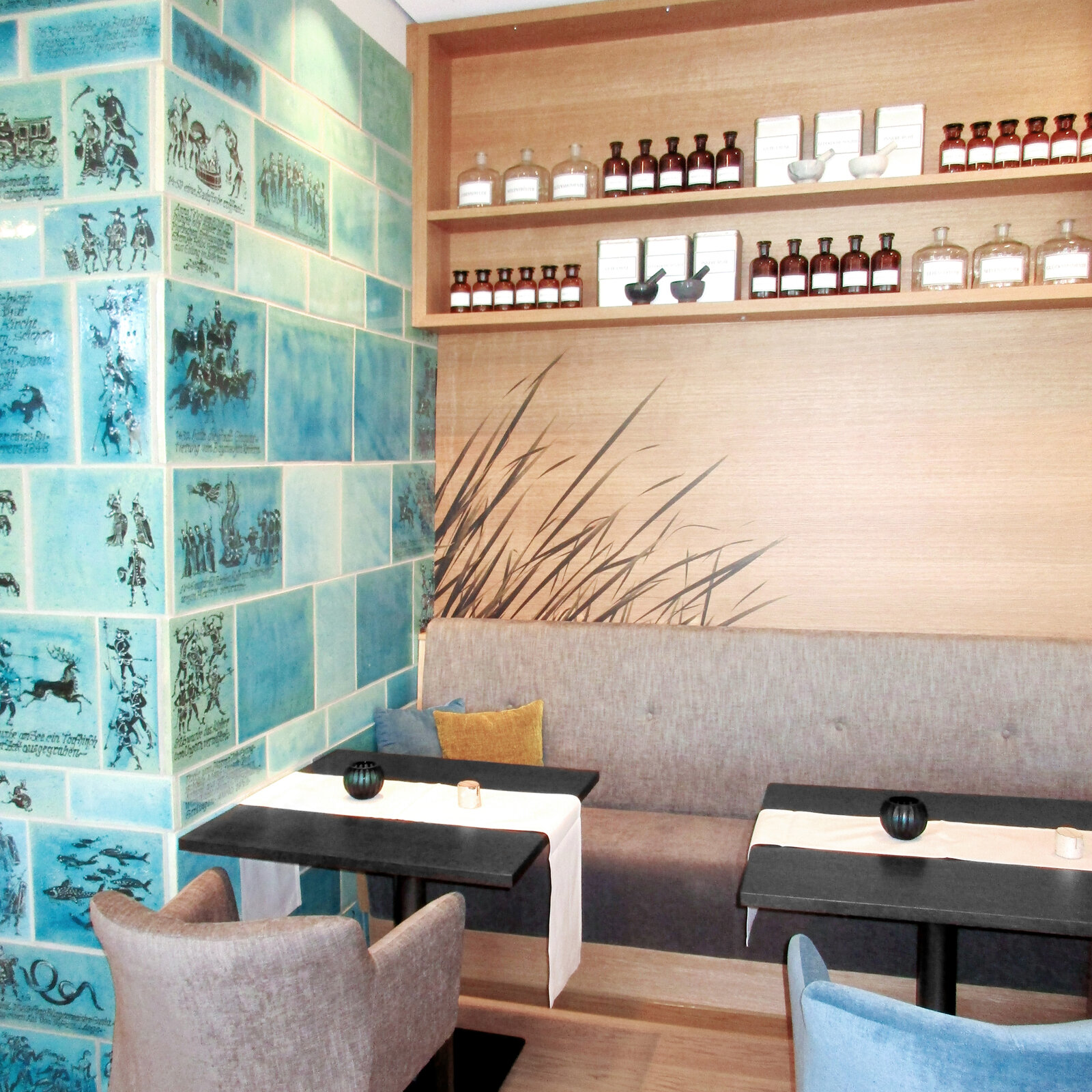 zieflekoch Fachkliniken Gesundheitszentrum Federsee Schöttle Stube Restaurant Gastraum Kantine Kachelofen Ofen Holzwand Vögel Regal Tische Holz