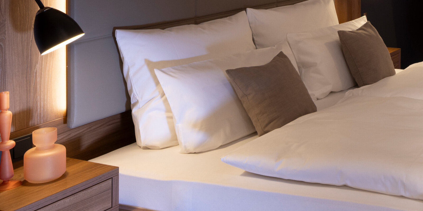 Bett aus Kirschbaum mit Nachttischmodul und Beleuchtung