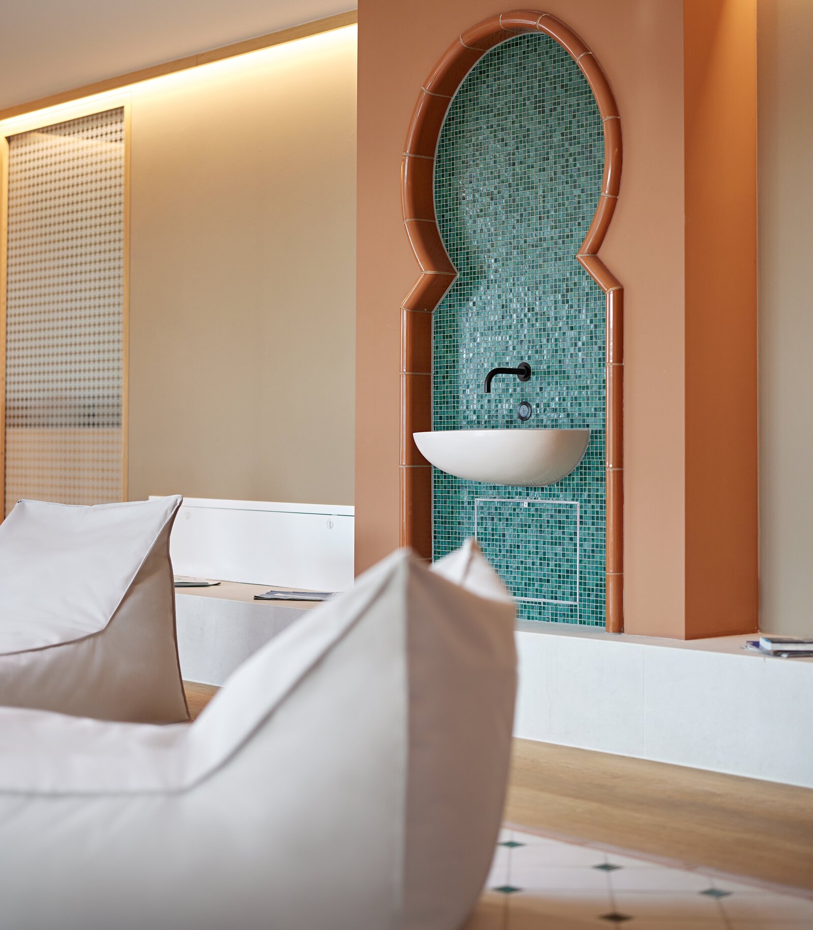 Zieflekoch Bora HotSpa Resort hotel Wellness Wellnessbereich Hamam Ornamentik indirektes licht Marmor Liegen Brunnen Mosaik Sitznische