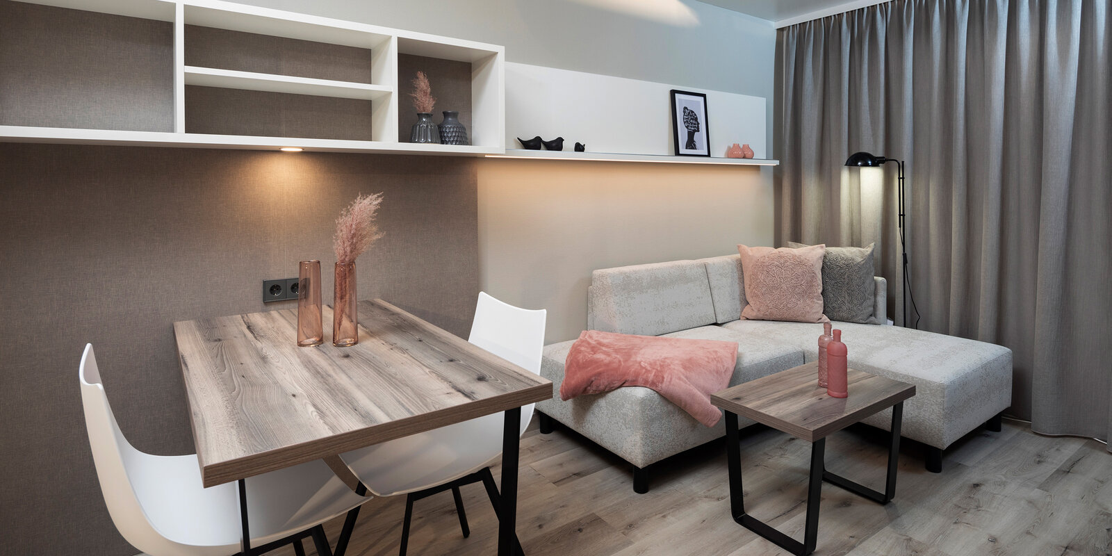 zieflekoch Musterzimmer Zwin Vorhang Esszimmer Wohnzimmer Wohnbereich Couch Sofa Esstisch Regal Holz Grau Rosa