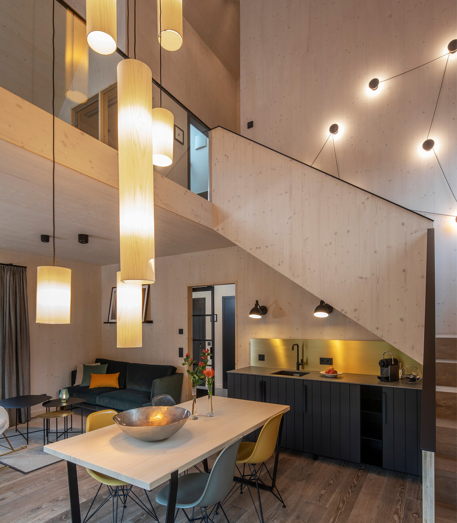 zieflekoch Engel Obertal Ferienhaus Chalet Wohnung Wohnraum Wohnzimmer Holz Treppe Lampen