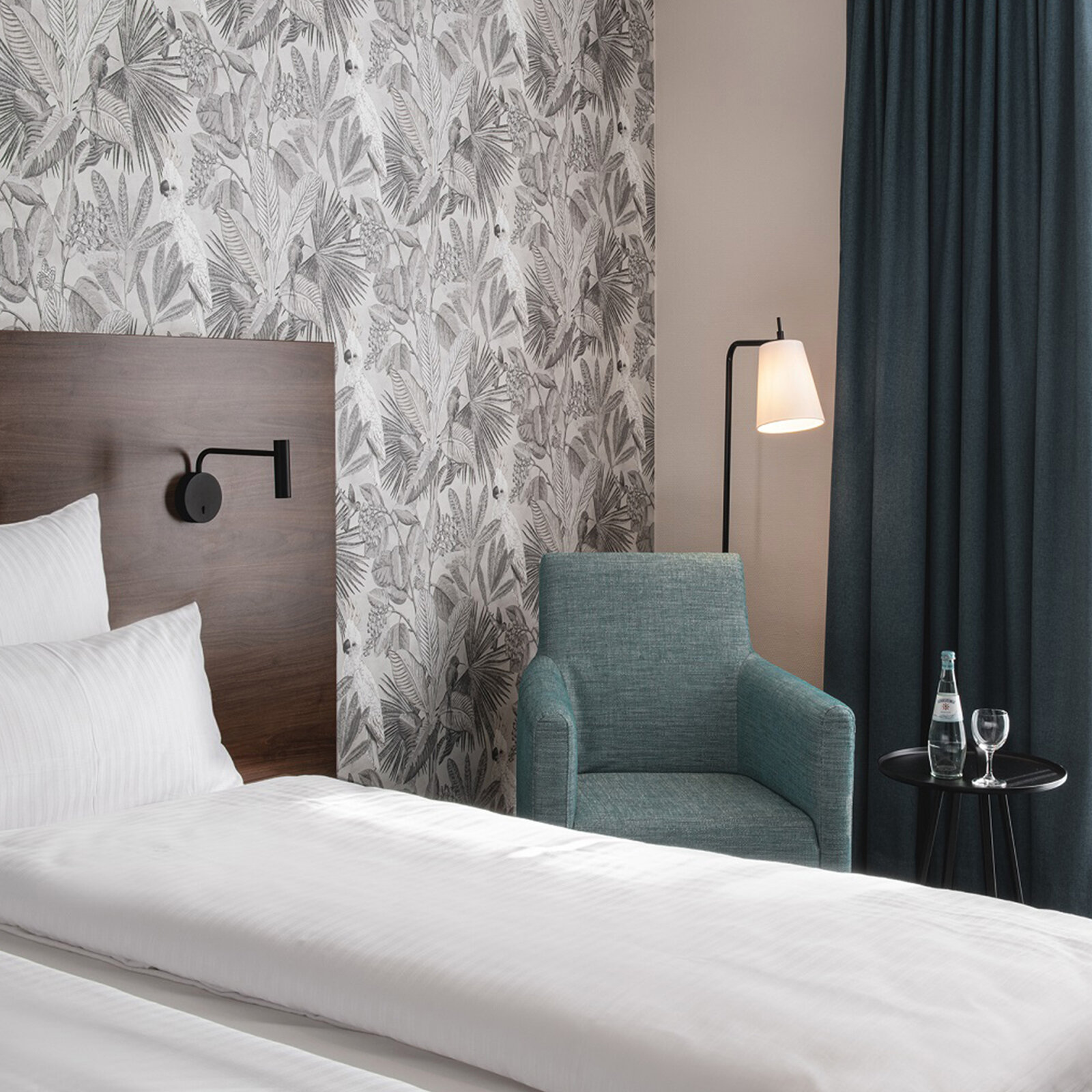 zieflekoch fuerstenhof hotel zimmer bett doppelbett sessel beistelltisch stehlampe tapete vorhang
