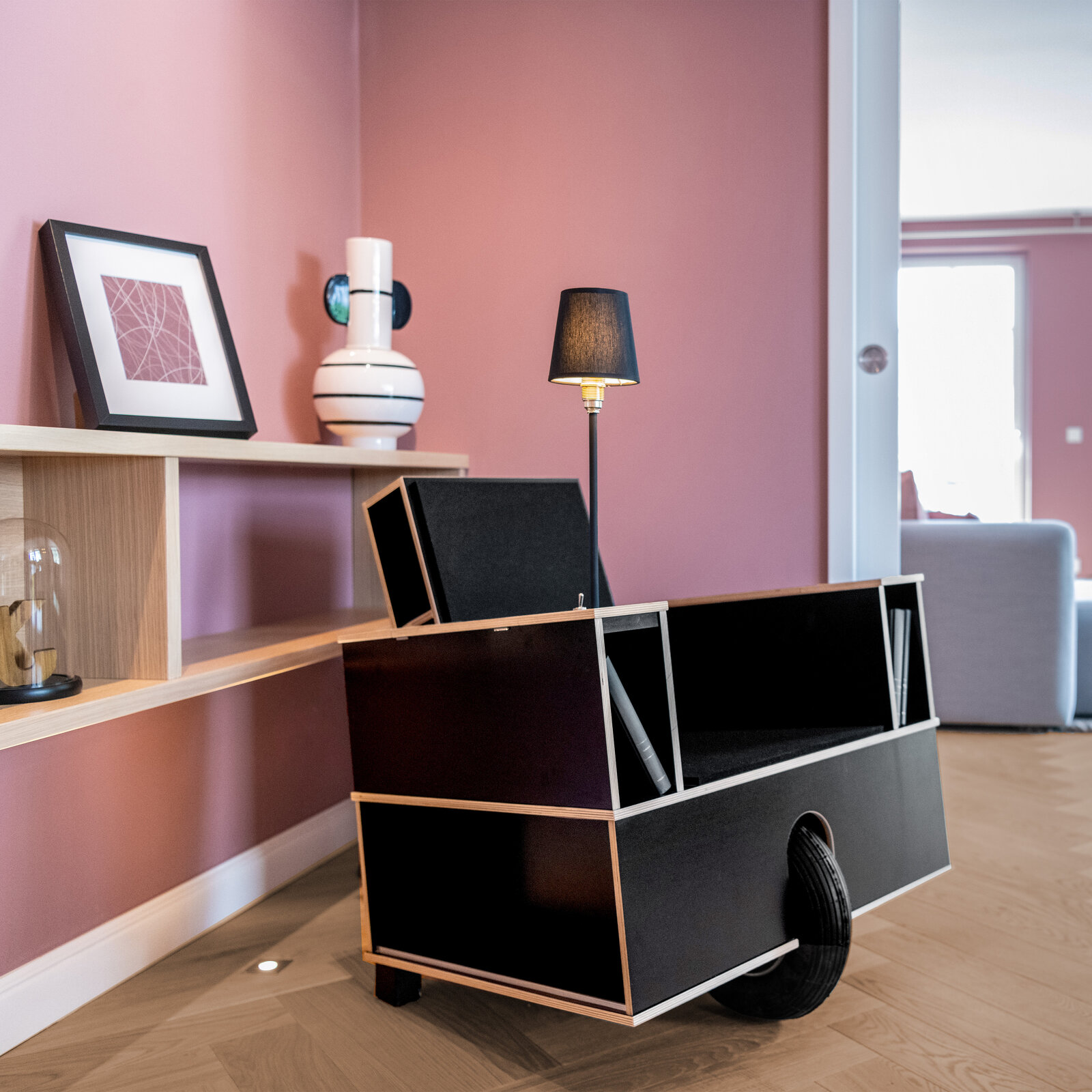 zieflekoch Palais Kayser Sessel Designer-Sessel Stuhl Apartment Zimmer Wohnzimmer Regal Holz