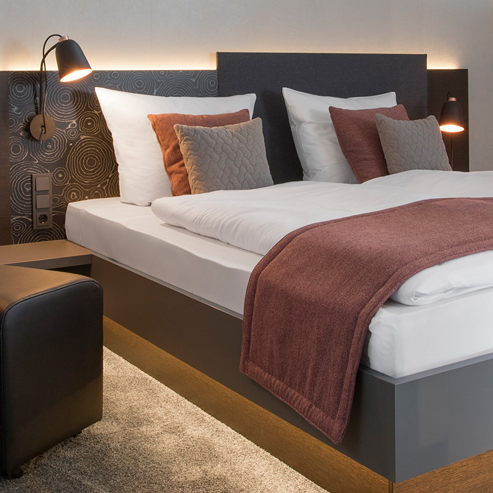 zieflekoch musterzimmer zametry zimmer bett doppelbett holz lampe kocker indirekte beleuchtung