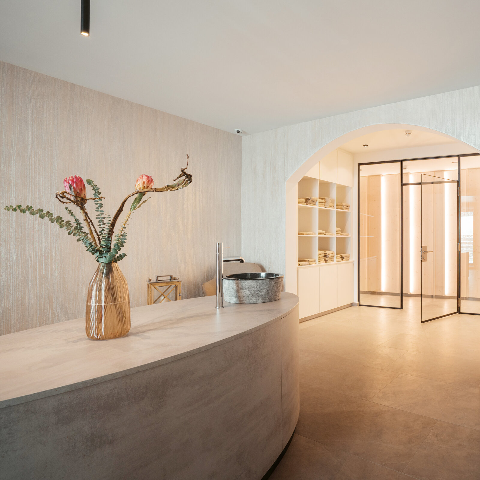 zieflekoch Alpen Resort Wellness Spa Chillout  Sitzecke Holz Beton