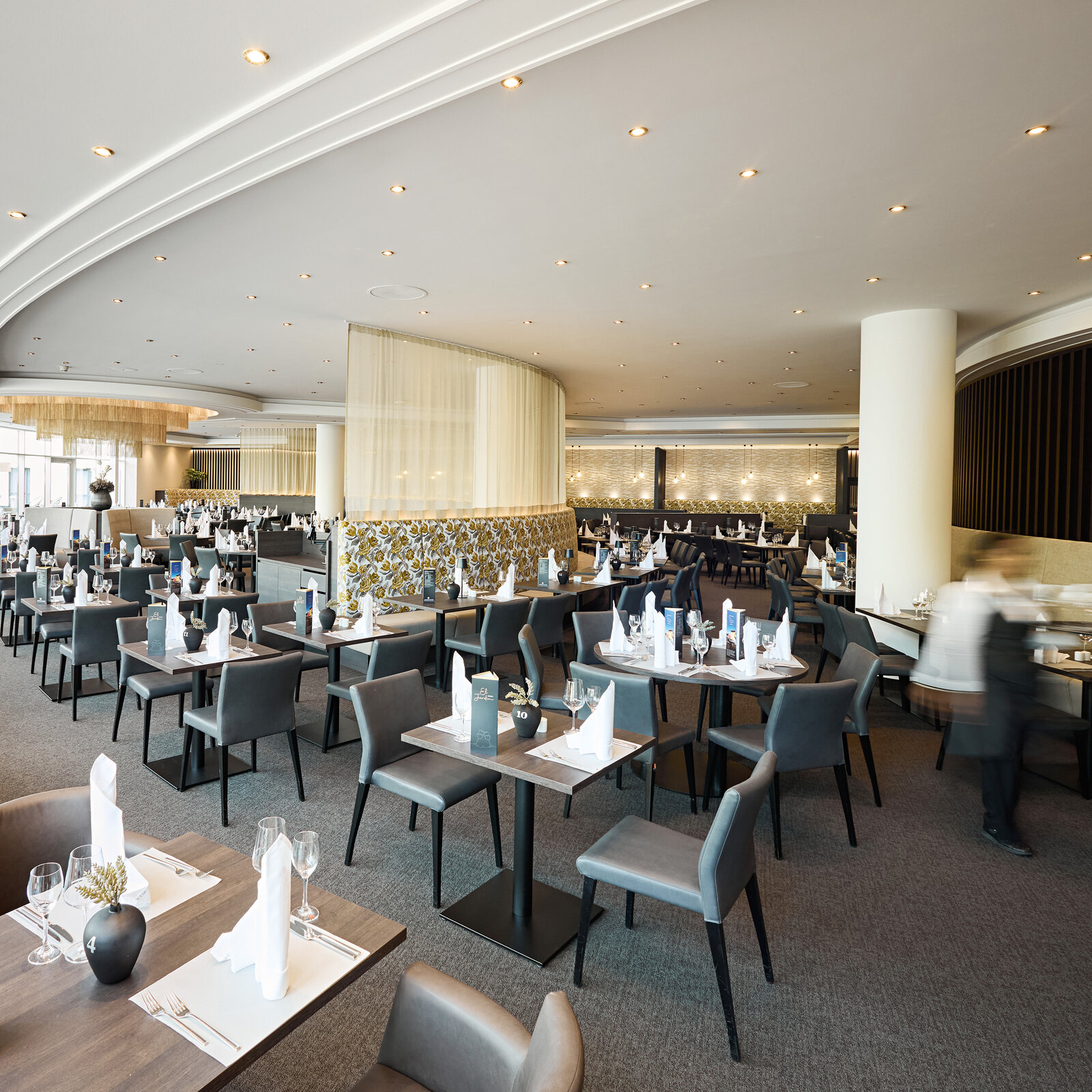 zieflekoch Hotel Esperanto Restaurant Stuhl Bank Sessel Tisch Blumenmuster Raumtrenner Leder Polster