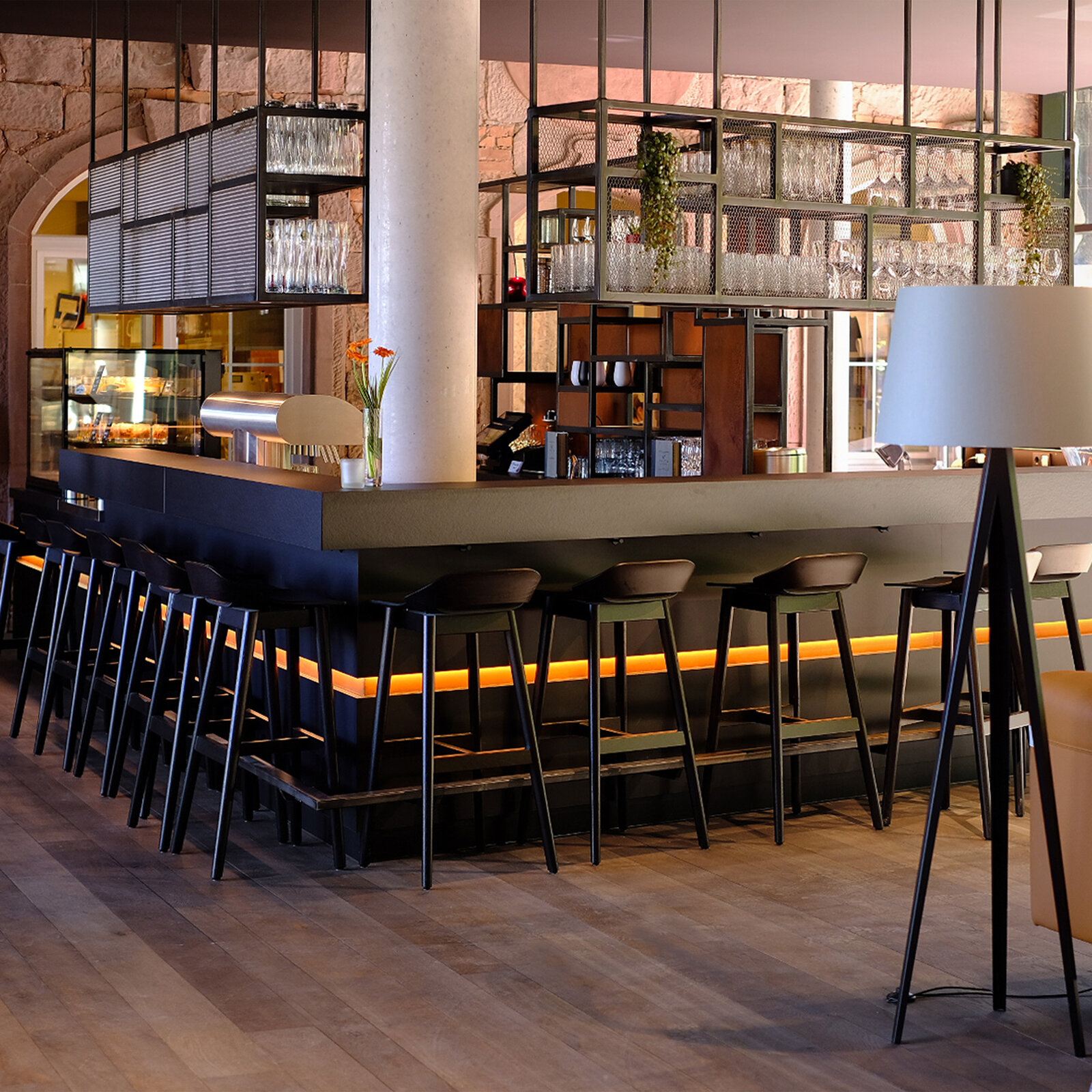 zieflekoch Hotel Fritz Lauterbad Bar Tresen Theke Holz Metall Stein Leder