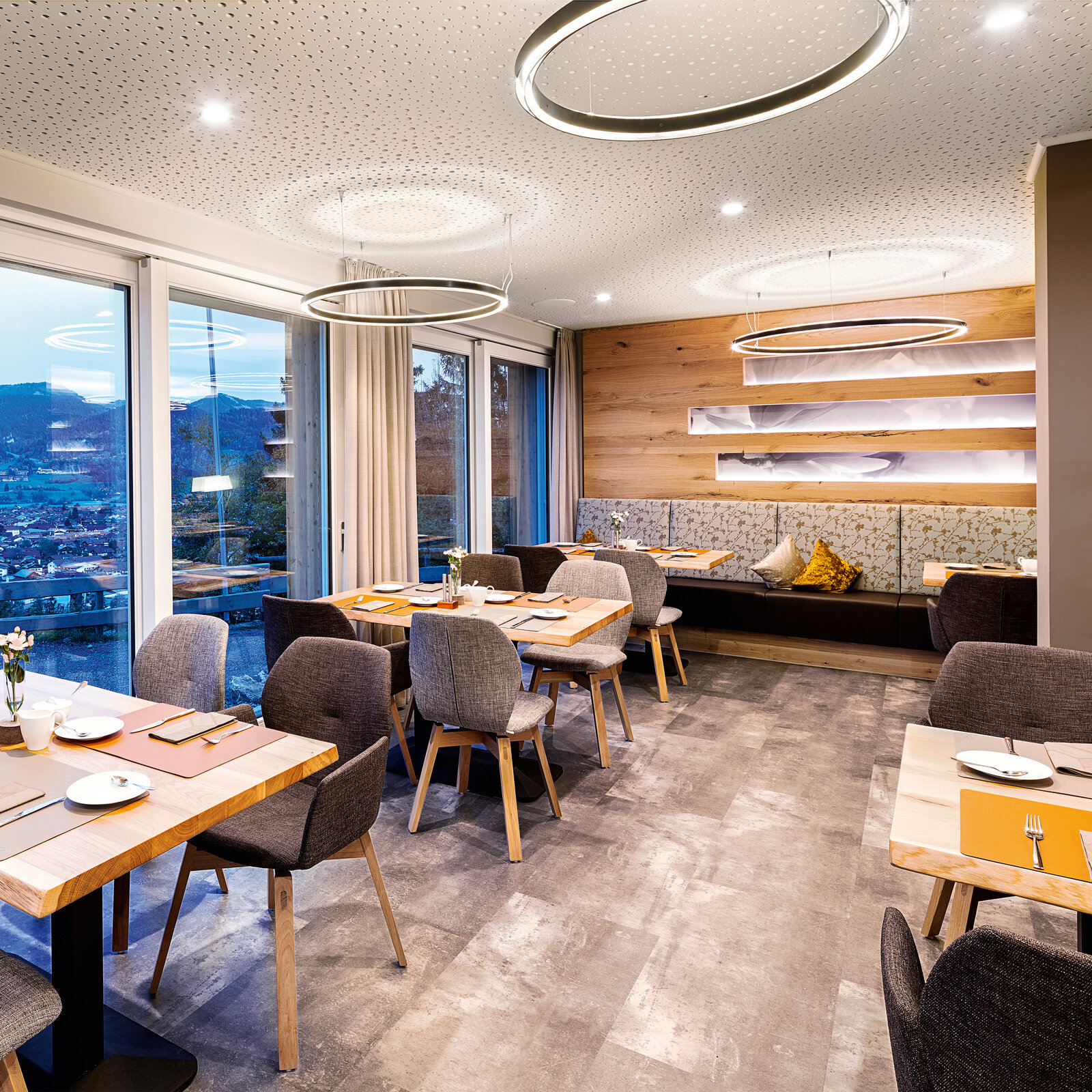zieflekoch Kühberg Frühstücksraum Essen Frühstücksaal Tische Stühle Sitzbank Holzwand Holz