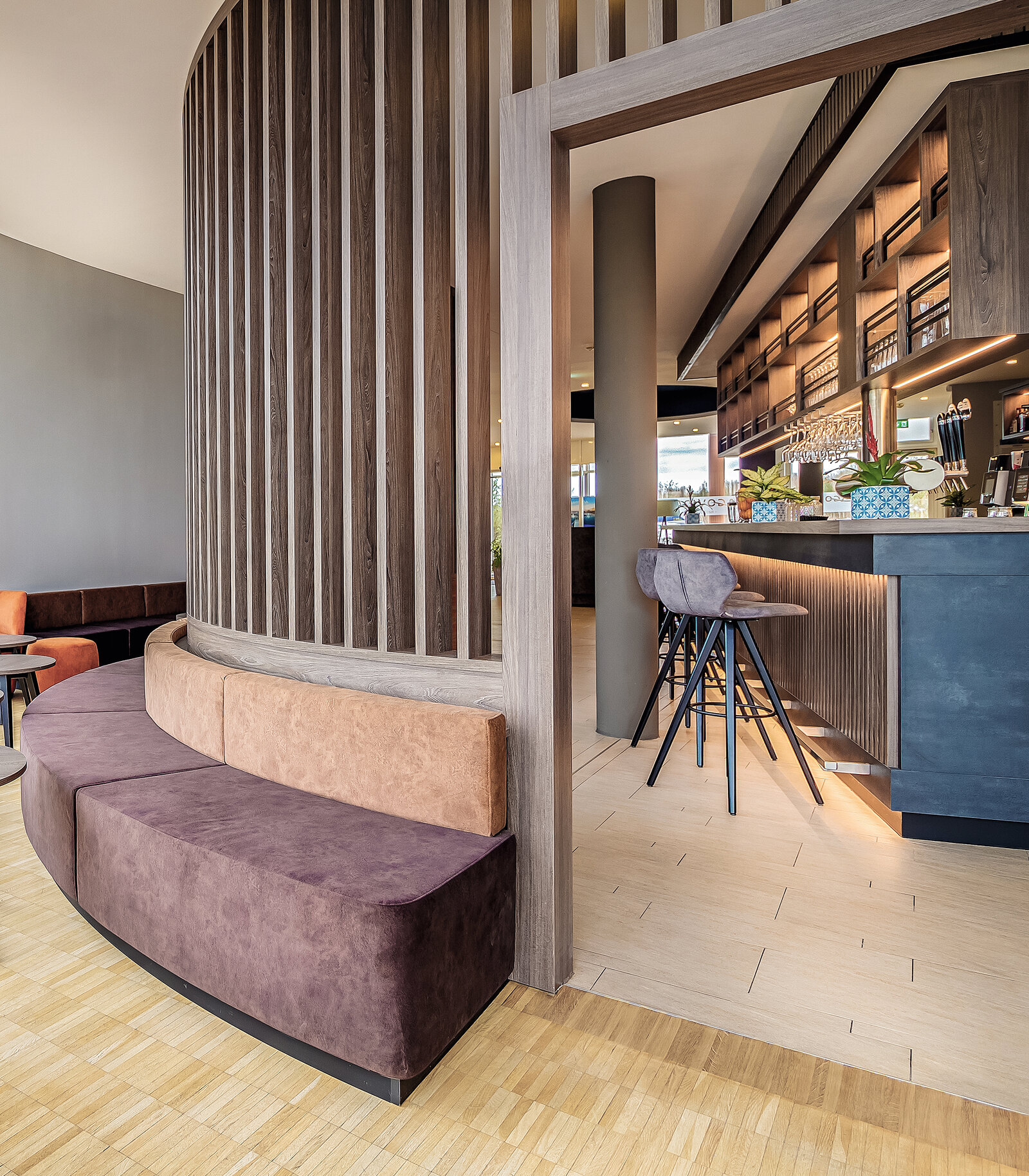 Zieflekoch Hotel Lagovida Ferienresort Rezeption Bar Lobby Raumteiler Lamellenverkleidung Edelstahloptik Regalwand Barhocker Polsterstuhl Sockelbeleuchtung