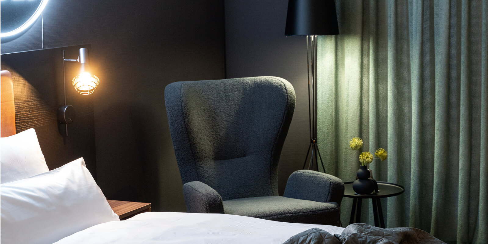 zieflekoch Musterzimmer Buzz Bett Neonschild Nachttisch Sessel