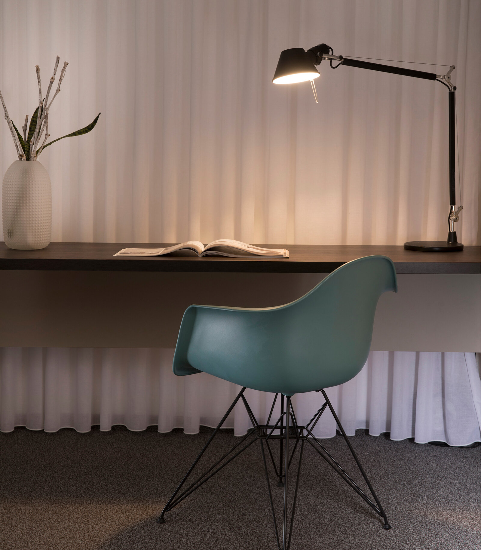 zieflekoch Musterzimmer Zazou Schreibtisch Petrol Stuhl Beleuchtung Vorhang Holz