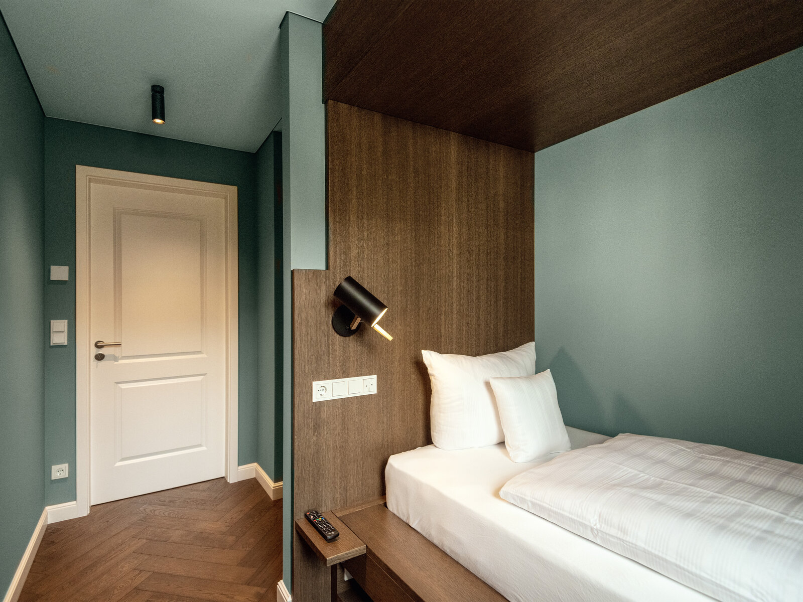 zieflekoch Palais Kayser Einzelzimmer Bett Holzbett Holzwand Holz