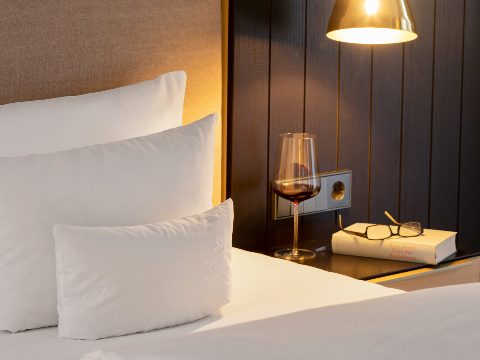 Hotel Engel Obertal Detailansicht Bett in Zimmer