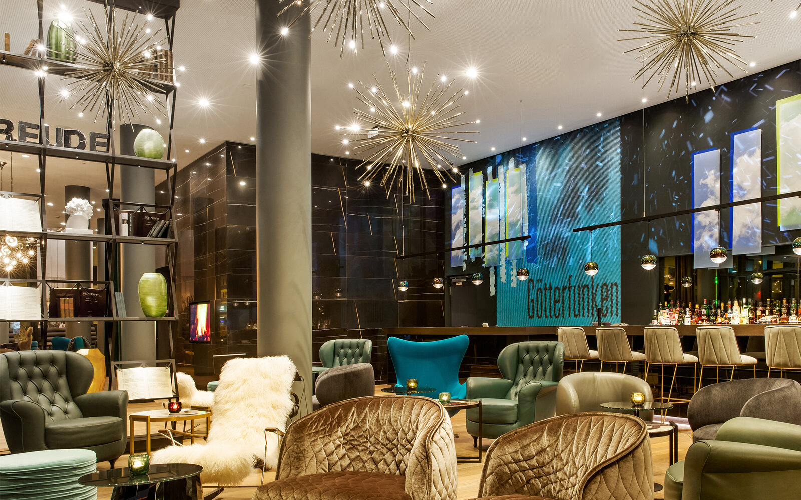 zieflekoch Motel One Bonn Bar Restaurant Tische Stühle Götterfunken Sofas Barhocker Blau Grün Leder Samt Holz