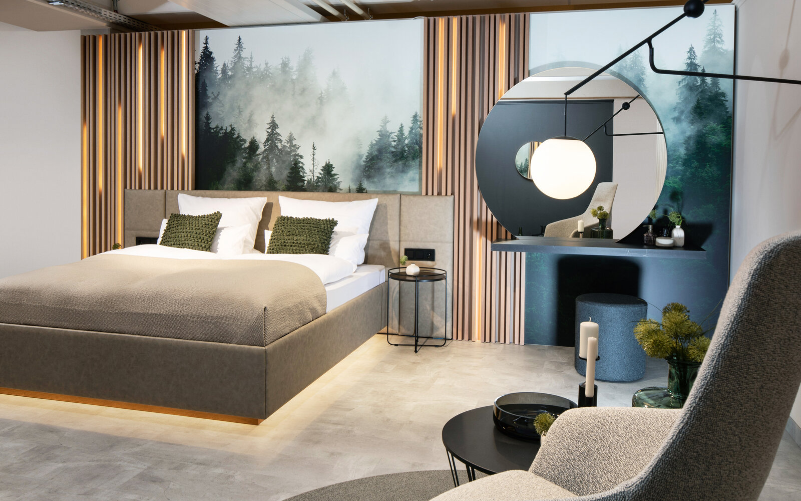 zieflekoch Musterzimmer Cozy Sessel Spiegel Schlafzimmer Bett Holzlamellen