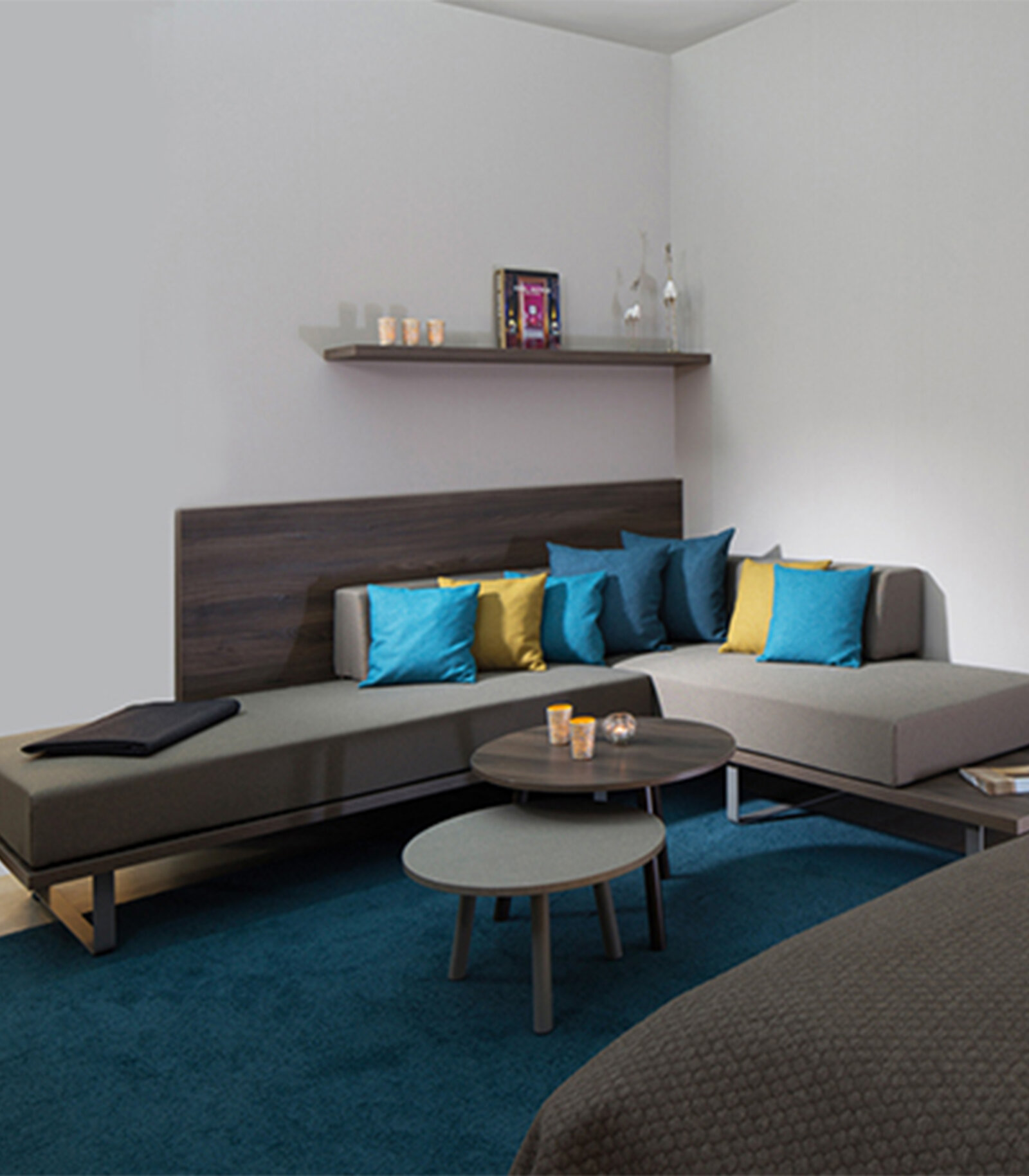 zieflekoch musterzimmer zand zimmer holz regal tisch sitzecke couch beistelltisch