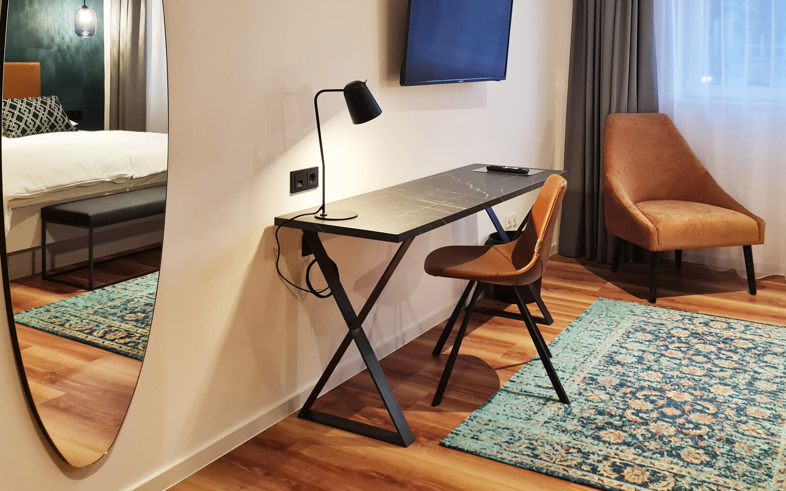 zieflekoch hotel studierendenhotel zimmer spiegel bett schreibtisch sessel vorhang fenster holz teppich tv