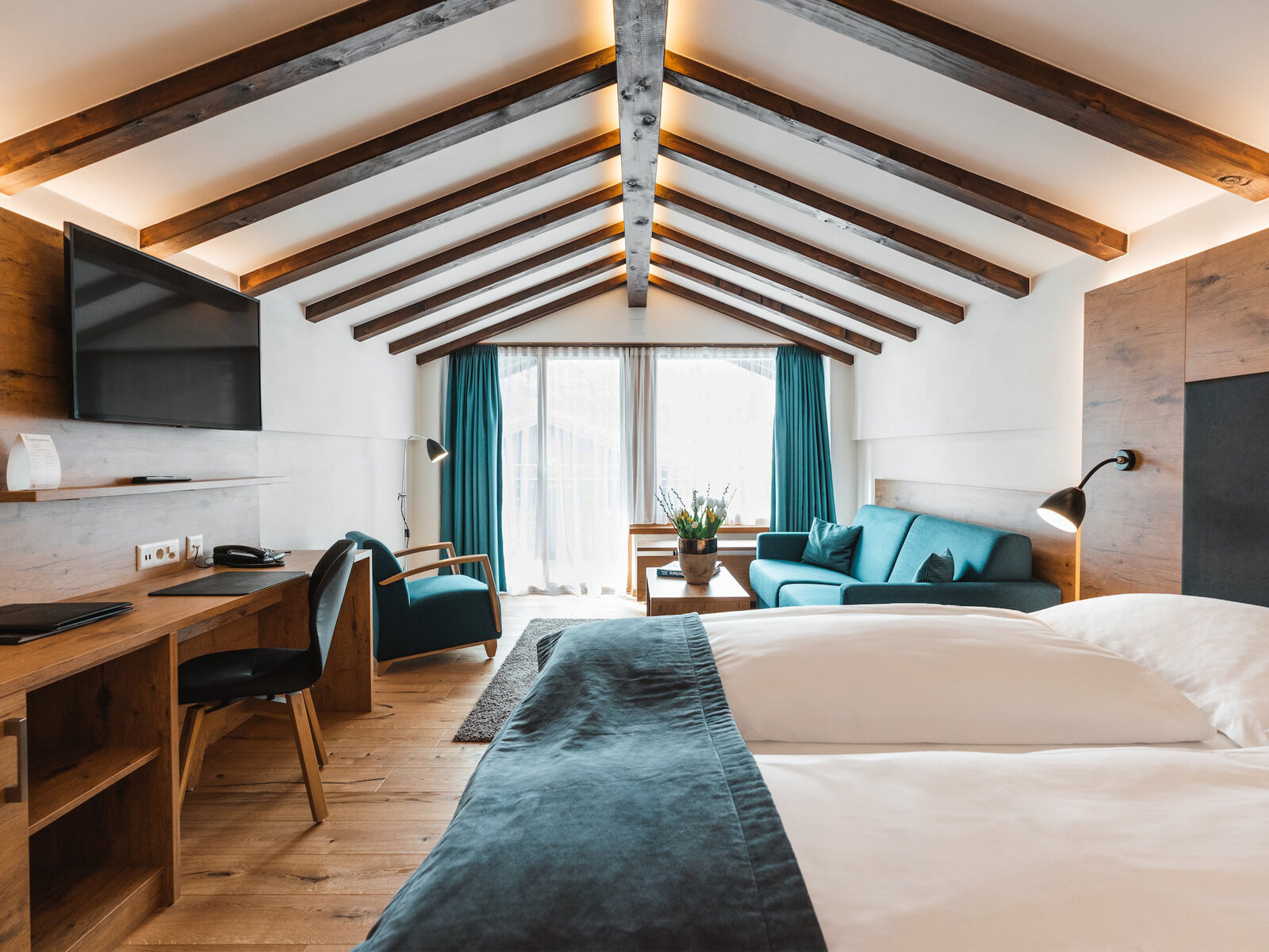 zieflekoch Alpen Resort Zimmer Bett Holzbett Couch Sofa Schreibtisch Wohnraum Holz Schlafzimmer