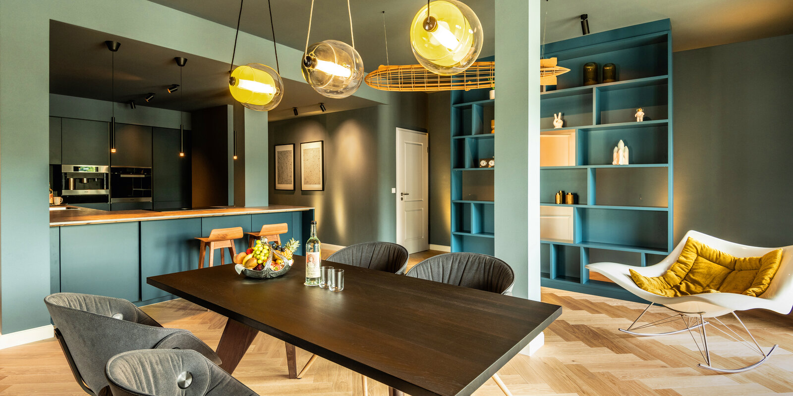 zieflekoch Palais Kayser Apartment Zimmer Wohnzimmer Tisch Stühle Regal Küche Holz