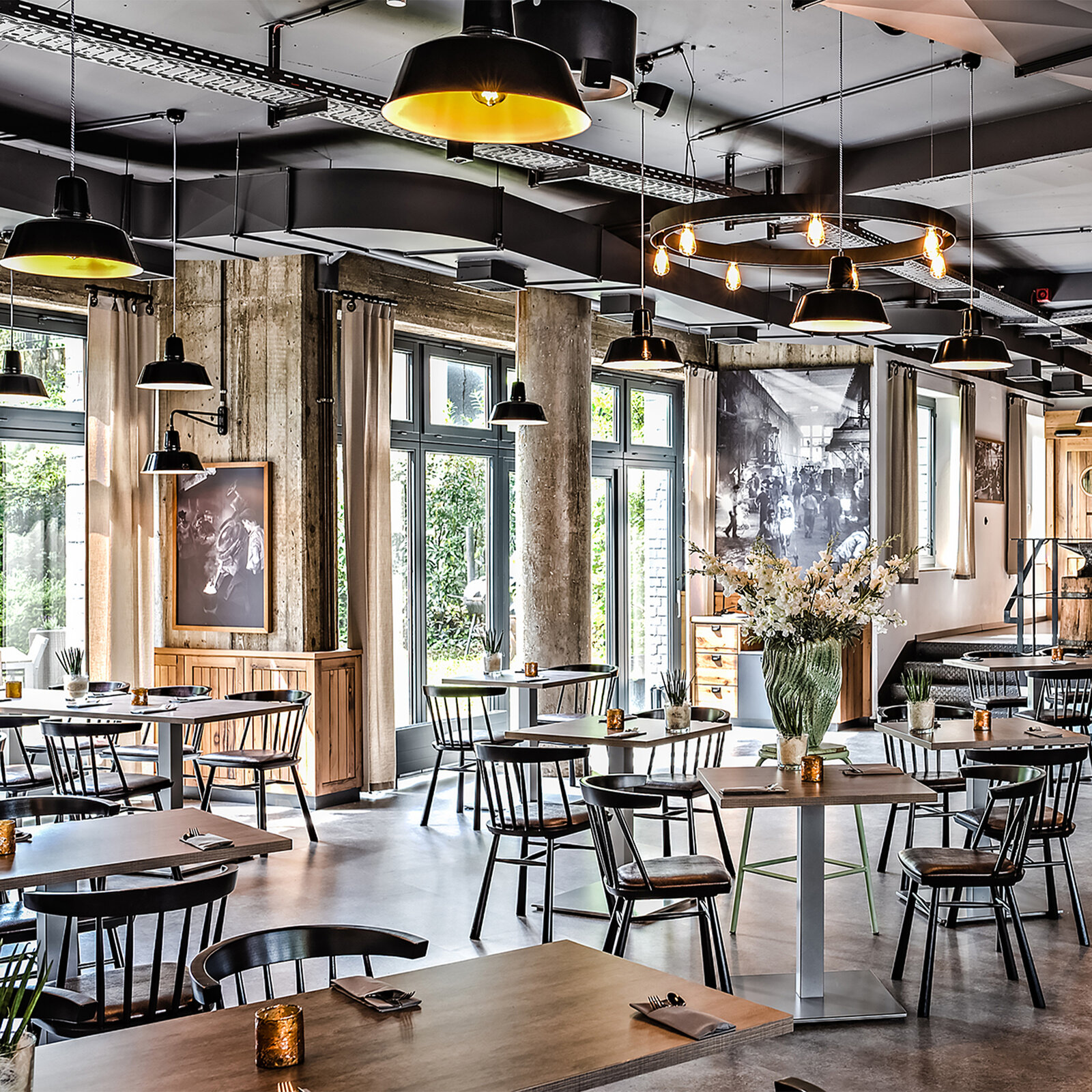 zieflekoch Zur Gießerei Restaurant Gastraum Essen Buffet Stühle Tische Holz Metall Industrie