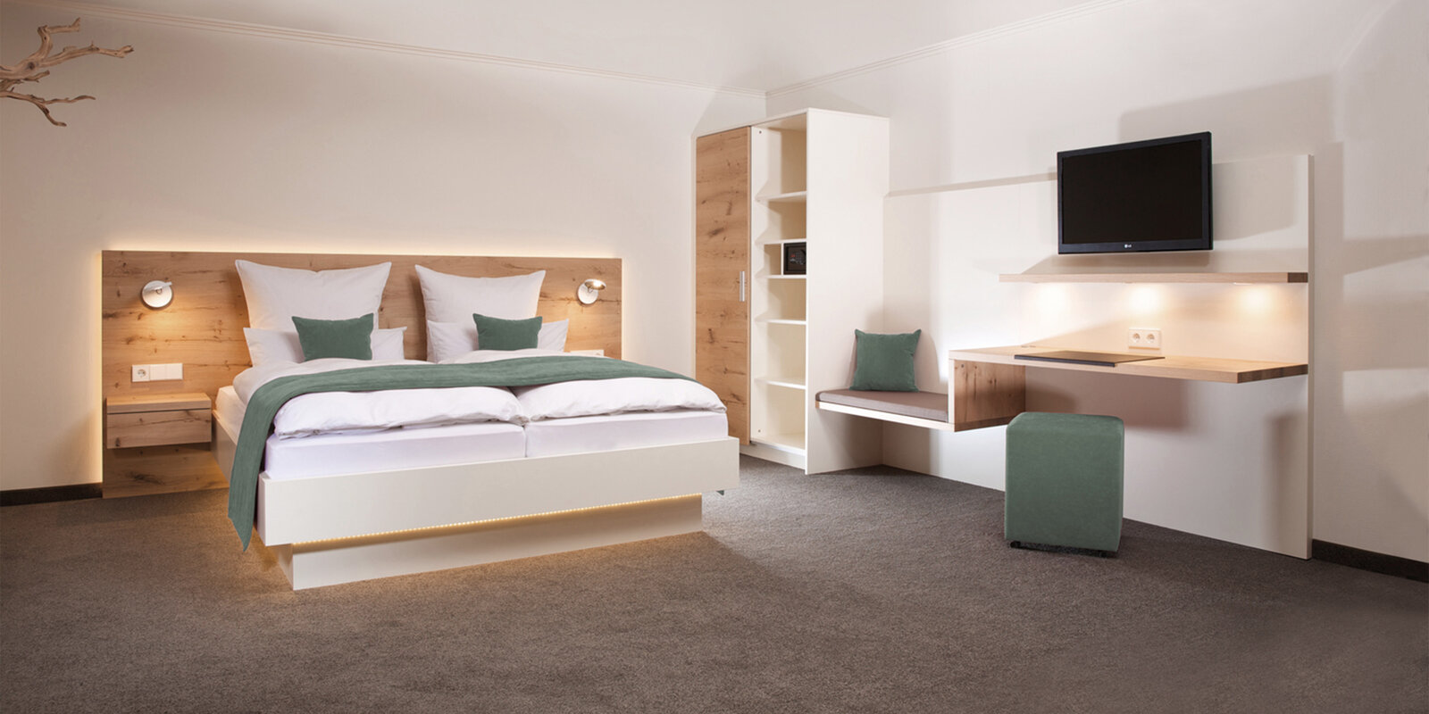zieflekoch musterzimmer zoe zimmer holz bett doppelbett schrank sitzbank schreibtisch hocker tv bettlampen indirekte beleuchtung grün samt