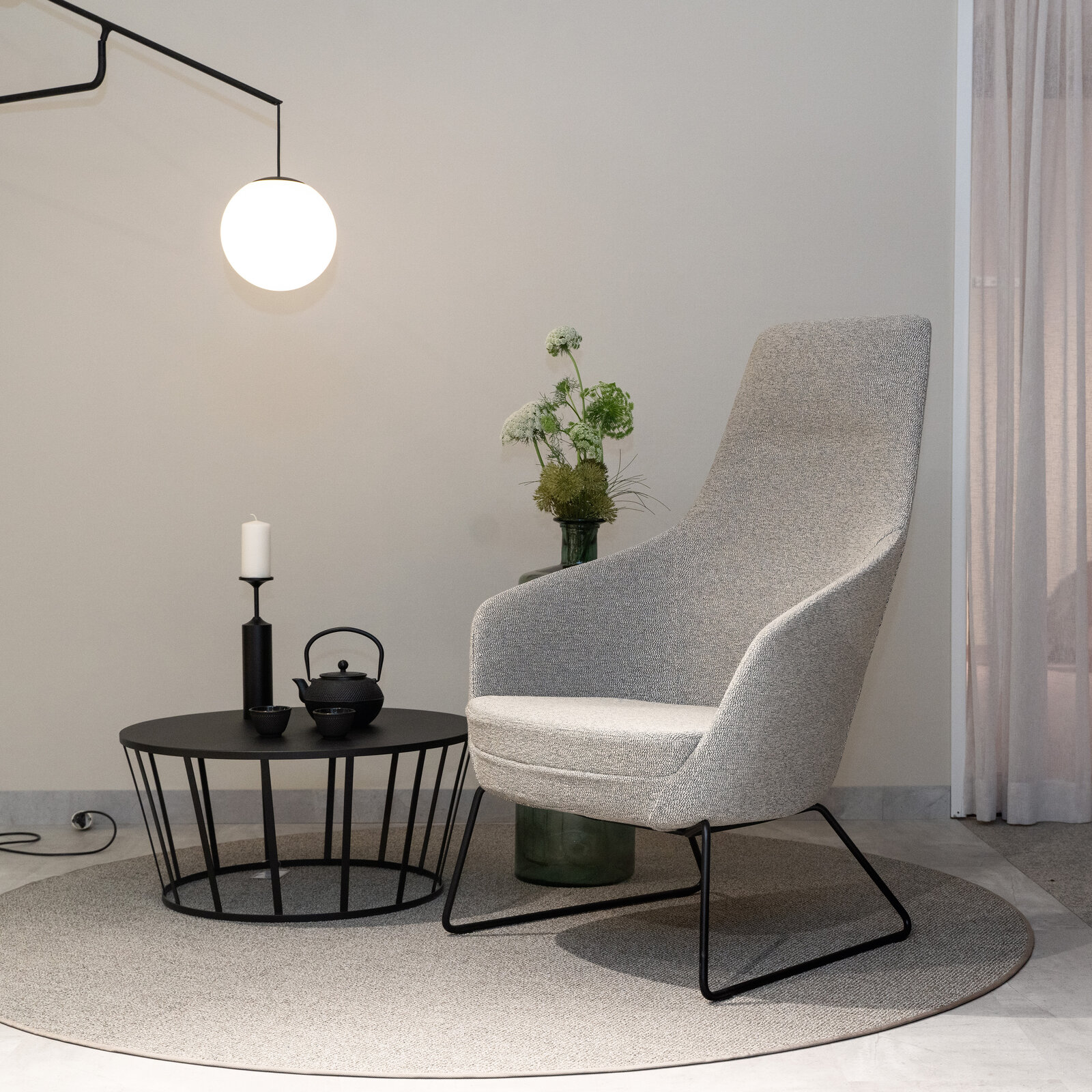 zieflekoch Musterzimmer Cozy Sessel Tisch Lampe Teppich Beistelltisch