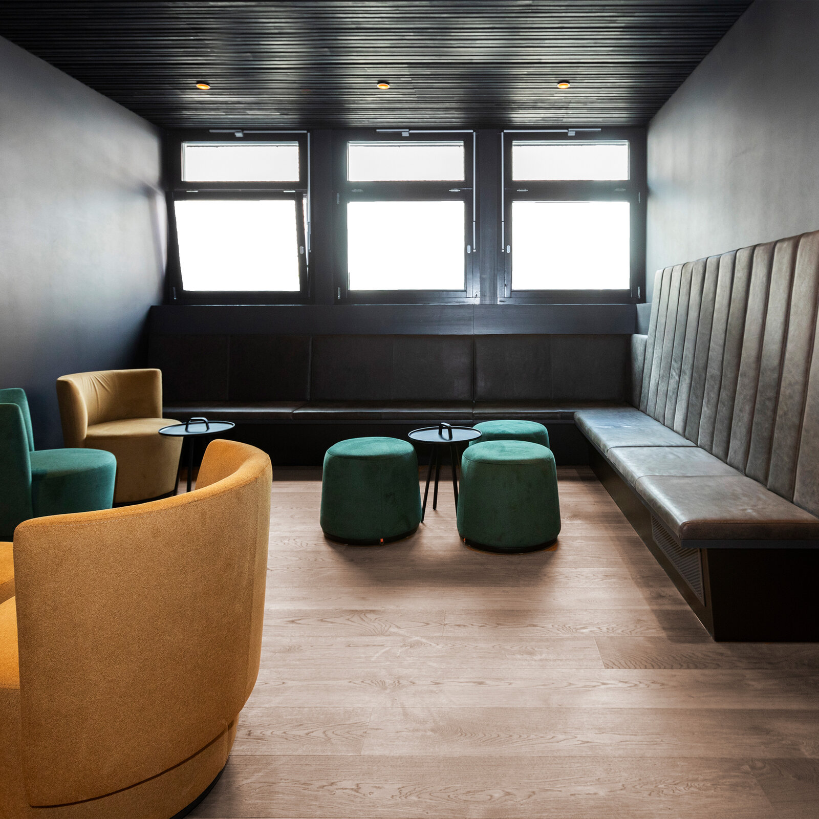 zieflekoch GenussWelt Rothaus Lounge Sitzecke Sofa Couch Sessel Bar Holzdecke Gastraum Holz