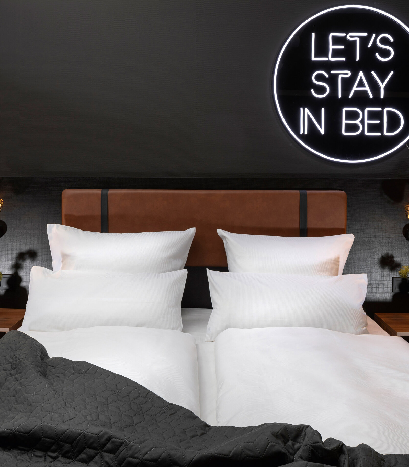 zieflekoch Musterzimmer Buzz Bett Neonschild Nachttisch